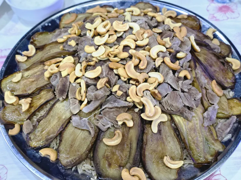 مقلوبة لحم مع المكسرات